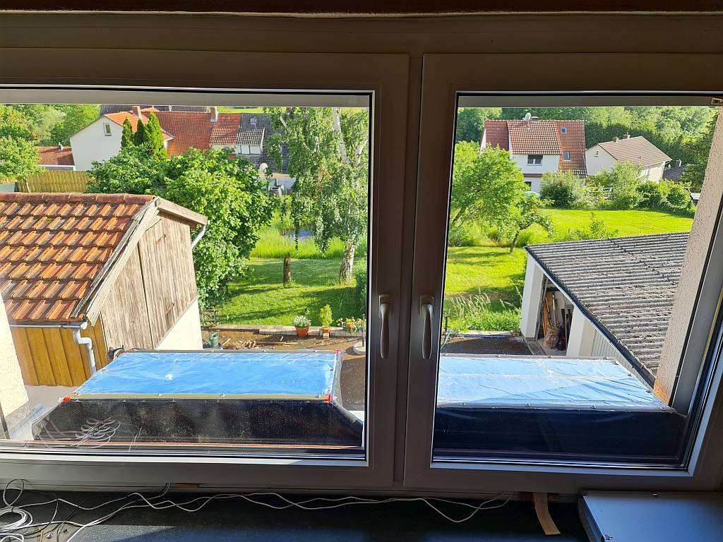 Nistkaesten auf Fenstersims