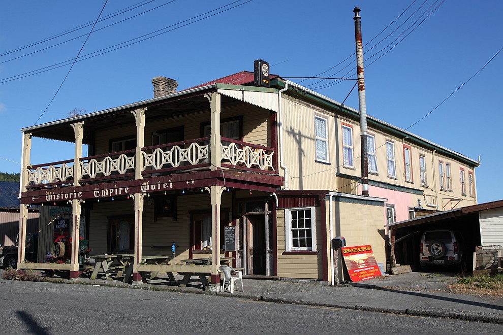 Historic Empire Hotel in Roos